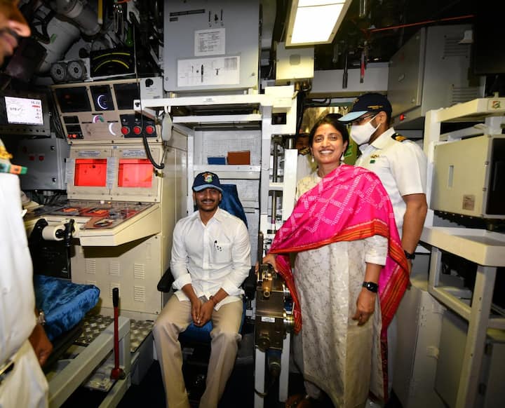 ఐఎన్ఎస్ వేల జలాంతర్గామిని సీఎం జగన్ దంపతులు సందర్శించారు.