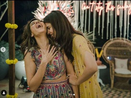 बॉलीवुड एक्ट्रेस रिया चक्रवर्ती ने अपनी खास दोस्त शिबानी दांडेकर को प्रॉब्लम बताया है. रिया ने शिबानी और फरहान की शादी की कुछ अनसीन फोटोज़ इंस्टाग्राम पर शेयर की हैं.