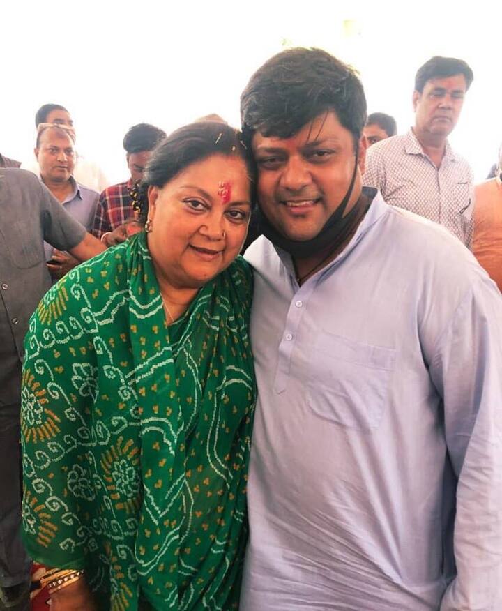 वसुंधरा राजे के एके बेटे हैं जिनता नाम दुष्यंत सिंह है. दुष्यंत भी अपनी मां की तरह राजनीति में हैं. वह झालावाड़ बारन से बीजेपी सांसद हैं.