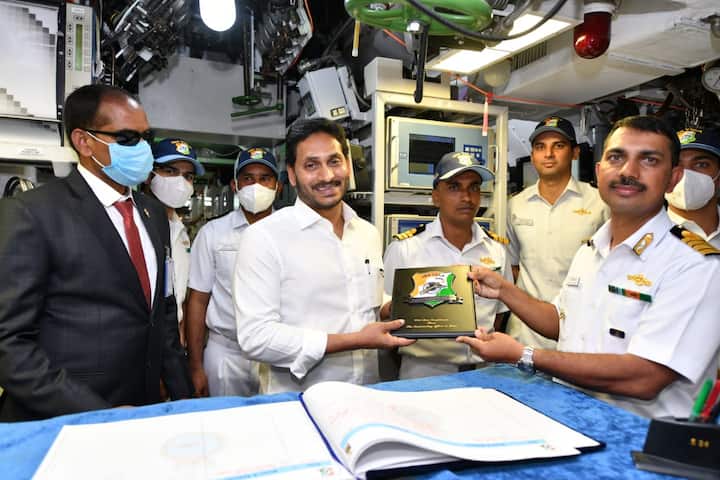 సీఎం జగన్ కు పుస్తకాన్ని బహుకరించిన నేవీ అధికారులు