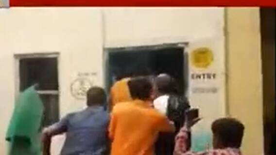 WB Municipal Election 2022 : জঙ্গিপুরের ১৬ নম্বর ওয়ার্ডে ৩টি বুথে ইভিএম ভাঙচুর, BJP-কে কাঠগড়ায় তুললেন TMC বিধায়ক| Bangla News