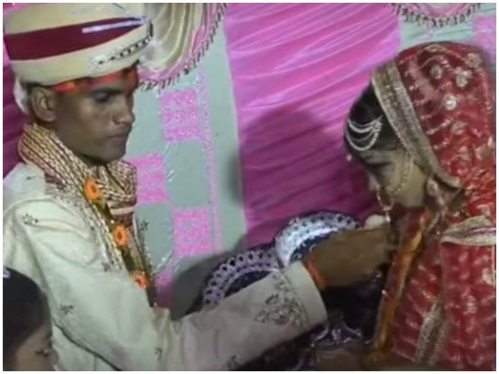On the stage of Varmala Bride threw sweets on Groom mouth in return he slaped her स्टेज पर दुल्हन ने दूल्हे के मुंह पर फेंकी मिठाई, बदले में हुई चांटों की बारिश