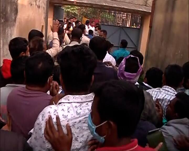ভাটপাড়া পুরসভার ২৮ নম্বর ওয়ার্ড রাউতা অবৈতনিক প্রাথমিক বিদ্যালয়ে উত্তেজনা। তৃণমূল ও বিজেপি প্রার্থীর সামনেই দু’ পক্ষের কর্মী, সমর্থকদের মধ্যে বচসা বাধে।