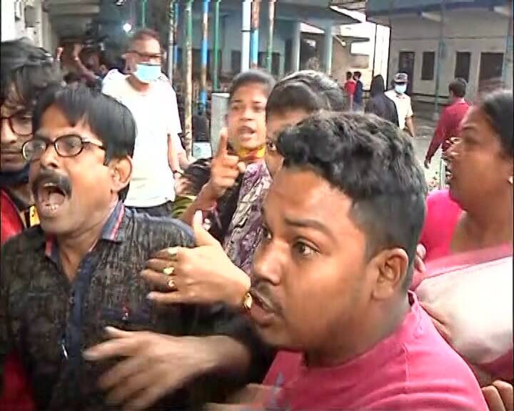 ভোট শুরুর আগেই রাজপুর-সোনারপুর পুরসভার ১৭ নম্বর ওয়ার্ডের রাজপুর বিদ্যানিধি স্কুলে ঢুকে তাণ্ডব চালায় বহিরাগতরা। ইভিএম ভাঙচুর করা হয়। কংগ্রেস প্রার্থী সৌমেন্দু ঘোষের জামা ছিঁড়ে দেওয়া হয়। আতঙ্কে সকালে ভোট দিতে যাননি কোনও ভোটার। এই ঘটনায় ৬ জনকে গ্রেফতার করেছে পুলিশ।