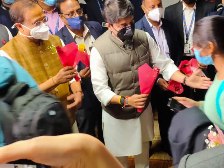 Russia Ukraine Crisis Aviation Minister Scindia Gives Warm Welcome To 250 India Evacuees Brought By Air India's Second Flight From Ukraine Air India's Second Flight From Ukraine With 250 Evacuees Lands In Delhi, Aviation Minister Gives Special Message | WATCH