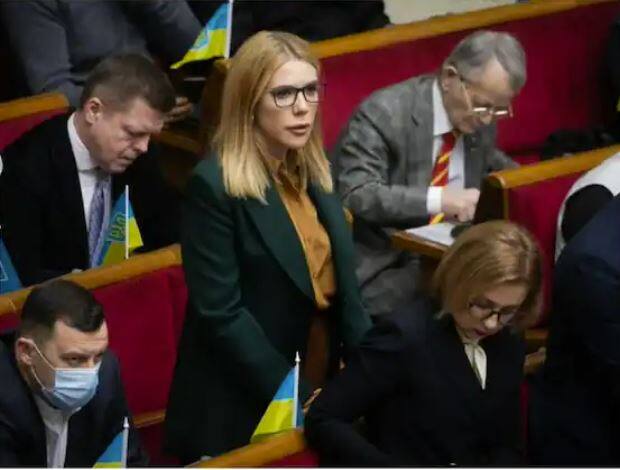 ਸੋਸ਼ਲ ਮੀਡੀਆ 'ਤੇ ਵਾਇਰਲ ਹੋ ਰਹੀ ਤਸਵੀਰ 'ਚ ਯੂਕਰੇਨ ਦੀ ਮਹਿਲਾ ਸੰਸਦ ਮੈਂਬਰ ਕਿਰਾ ਰੂਡਿਕ ਹੱਥ 'ਚ ਕਲਾਸ਼ਨੀਕੋਵ ਰਾਈਫਲ ਫੜੀ ਨਜ਼ਰ ਆ ਰਹੀ ਹੈ।