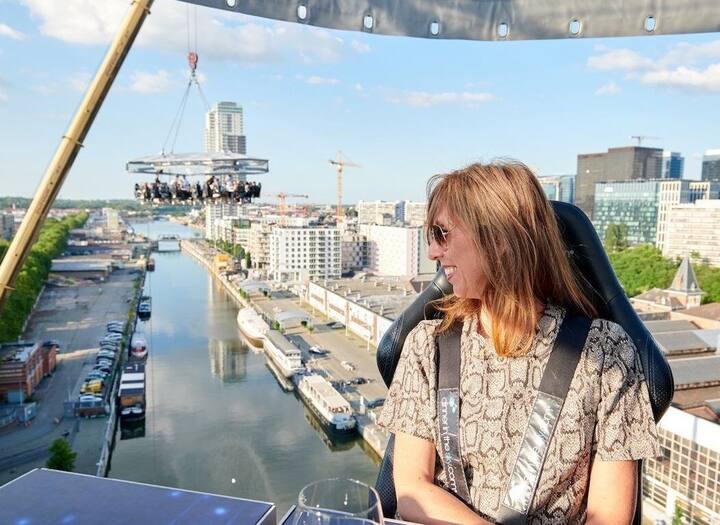 ਨਵੀਂ ਦਿੱਲੀ: ਅਕਸਰ ਅਸੀਂ ਰੈਸਟੋਰੈਂਟ ਜਾਂ ਹੋਟਲ ਦਾ ਖਾਣਾ ਖਾਣ ਜਾਂਦੇ ਹਾਂ ਤਾਂ ਹੋਟਲ ਯਾਦ ਰਹਿੰਦਾ ਹੈ ਪਰ ਦੁਨੀਆ ਵਿੱਚ ਕਈ ਅਜਿਹੇ ਰੈਸਟੋਰੈਂਟ ਜਾਂ ਹੋਟਲ ਹਨ ਜੋ ਆਪਣੇ ਡਰਾਉਣੇਪਨ ਕਾਰਨ ਮਸ਼ਹੂਰ ਹਨ। ਇਹ ਅਜੀਬੋ-ਗਰੀਬ ਰੈਸਟੋਰੈਂਟ ਕਾਫੀ ਫੇਮਸ ਹਨ ਤੇ ਇਨ੍ਹਾਂ ਦੀ ਖਾਸੀਅਤ ਇਹ ਹੈ ਕਿ ਇਹ ਬਹੁਤ ਉੱਚਾਈ 'ਤੇ ਹੈ ਜਾਂ ਕਬਰਸਤਾਨ 'ਚ। ਆਓ ਜਾਣਦੇ ਹਾਂ ਉਨ੍ਹਾਂ ਰੈਸਟੋਰੈਂਟਾਂ ਬਾਰੇ ਜੋ ਆਪਣੀ ਦਹਿਸ਼ਤ ਲਈ ਮਸ਼ਹੂਰ ਹਨ।  ਡਿਨਰ ਇਨ ਦਾ ਸਕਾਈ (ਬੈਲਜੀਅਮ) - ਬੈਲਜੀਅਮ ਦਾ ਇਹ ਰੈਸਟੋਰੈਂਟ 160 ਫੁੱਟ ਉੱਪਰ ਹੈ। ਇਹ ਹਵਾ ਵਿੱਚ ਲਹਿਰਾਉਂਦੇ ਮੇਜ਼ਾਂ ਤੇ ਕੁਰਸੀਆਂ 'ਤੇ ਸੁਆਦੀ ਭੋਜਨ ਦਾ ਆਨੰਦ ਲੈਣ ਲਈ ਸਭ ਤੋਂ ਵਧੀਆ ਰੈਸਟੋਰੈਂਟ ਹੈ। ਖਾਣੇ ਦੇ ਦੌਰਾਨ, 22 ਲੋਕਾਂ ਨੂੰ ਕੁਰਸੀਆਂ 'ਤੇ ਸੁਰੱਖਿਆ ਬੈਲਟਾਂ ਨਾਲ ਬੰਨ੍ਹ ਕੇ ਉੱਚਾਈ 'ਤੇ ਲਿਜਾਇਆ ਜਾਂਦਾ ਹੈ। ਇਸ ਉਚਾਈ 'ਤੇ ਜਾਣ ਤੋਂ ਪਹਿਲਾਂ ਬੀਮਾ ਪਾਲਿਸੀ 'ਤੇ ਦਸਤਖਤ ਕਰਨੇ ਪੈਂਦੇ ਹਨ। ਹਾਲਾਂਕਿ ਇਸ ਤਰ੍ਹਾਂ ਦੇ ਰੈਸਟੋਰੈਂਟ ਦੀਆਂ ਕਈ ਸ਼ਾਖਾਵਾਂ ਹਨ।