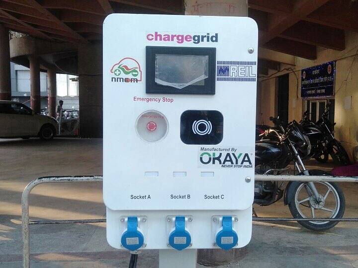 indore city palns to have 36 electric vehicle charging station in the city first installed at palika plaza ANN Indore में कहीं भी चार्ज कर सकेंगे इलेक्ट्रिक वाहन, पहला चार्जिंग स्टेशन इस जगह पर बनकर तैयार