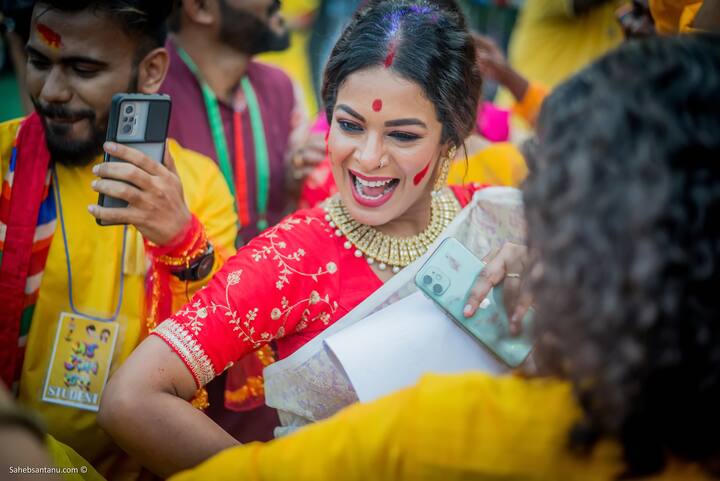 শনিবার মীরপাড়া পার্ক ময়দানে বসন্ত উৎসবের আয়োজন করেছিলেন ইমন ও তাঁর সঙ্গীত জগতের ছাত্রছাত্রীরা। প্রতি বছরের মত এই বছরেও অনুষ্ঠানে অংশ নিলেন একঝাঁক তারকা।