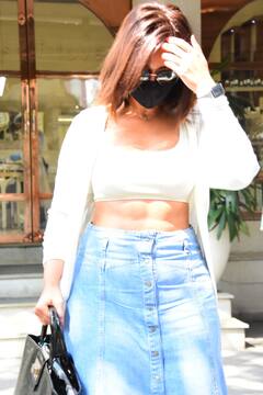 धूप में अपने सिक्स पैक एब्स को फ्लॉन्ट करती इस हसीना को पहचान क्या? बढ़ते वजन पर ट्रोलर्स को दिया करारा जवाब