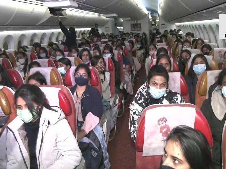 Russia Ukraine War 250 students stranded in Ukraine arrive at Delhi airport Russia Ukraine War : युक्रेनमध्ये अडकलेले 250 विद्यार्थी दिल्ली विमानतळावर पोहोचले,  एअर इंडियाचं दुसरं विमान भारतात दाखल