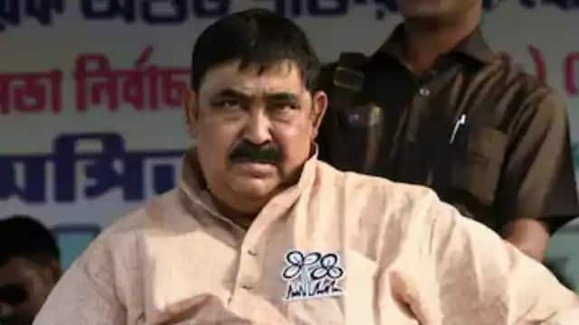 সাংবাদিক বৈঠকে অনুব্রত আরও বলেন, ‘ভোট শেষ হল, এবার খেলবে। পাঁচটার আগে খেলা উচিত নয়। পাঁচটা বেজে গেছে, এবার হয়তো খেলা শুরু করবে।’