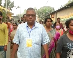 WB Municipal Election: উত্তর দমদম পুরসভার ৩১ নম্বর ওয়ার্ডে সিপিএম প্রার্থীকে রাস্তায় ফেলে মারধরের অভিযোগ তৃণমূলের বিরুদ্ধে। Bangla News