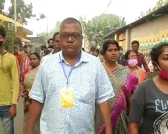 WB Municipal Election: উত্তর দমদম পুরসভার ৩১ নম্বর ওয়ার্ডে সিপিএম প্রার্থীকে রাস্তায় ফেলে মারধরের অভিযোগ তৃণমূলের বিরুদ্ধে। Bangla News