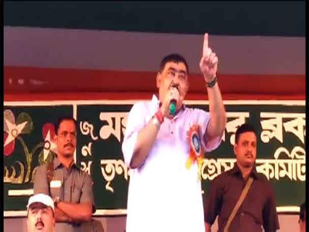 বিরোধীদের কটাক্ষ করে বীরভূমের তৃণমূল জেলা সভাপতি আরও বলেছেন, ‘সুন্দরভাবে ঘুমিয়ে যাওয়া উচিত। চান-টান করে ফ্যান চালিয়ে ঘুমিয়ে যাওয়া উচিত। আমরা কেন ঘুম পাড়াতে যাব? ওরা নিজেরাই ঘুমিয়ে পড়ুক। বাড়িতে লোকজন থাকলে মাথায় হাত বুলিয়ে দেবে।’