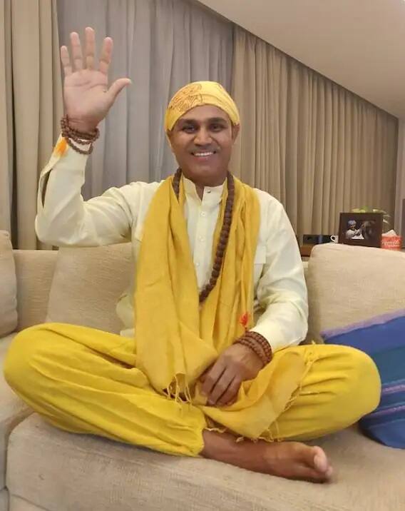 સહવાગનું ઘર કોઇ મહેલથી કમ નથી. બંગળામાં એન્ટ્રી કરતા જ ગેસ્ટ રૂમ છે. અહીં તે તેમને મળવા આવનારને બેસાડે છે. ગેસ્ટ રૂમમાં ક્રિકેટ રમતાં હોય તેવી કેટલીક તસવીરો લાગેલી છે. બાદ ડ્રોઇંગ એરિયા આવે છે, જે બેહદ ખૂબસૂરત છે. (ઇમેજ ક્રેડિટ ઇન્સ્ટાગ્રામ)