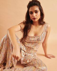 Keerthy Suresh: కీర్తి సురేష్‌ను ఇలాంటి డ్రెస్‌లో, ఇలాంటి ఫోజుల్లో ఎప్పుడూ చూసి ఉండరు