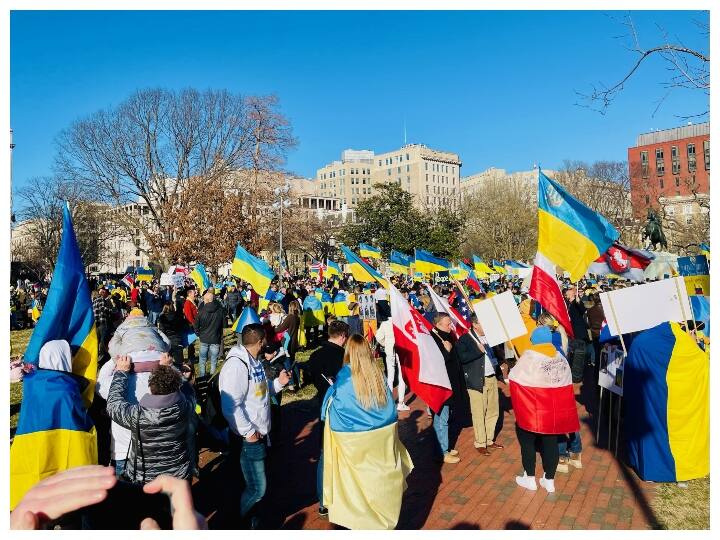 Russia Ukraine War Ukrainians rallied in front of White House in Washington DC to support Ukraine Ukrainian-Americans and Russian people also joined gathering  अमेरिका में व्हाइट हाउस के सामने यूक्रेन के समर्थन में निकाली गई रैली, रूसी नागरिक भी हुए शामिल 