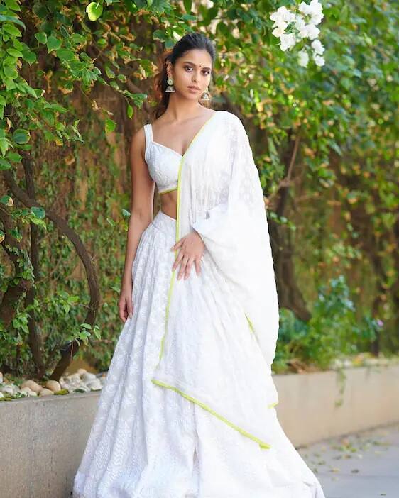 পোশাকের সঙ্গে মানানসই গয়না পরেছেন সুহানা। ছোট্ট টিপস আর কানে ঝুমকো তাঁর সৌন্দর্য আরও বাড়িয়ে দিয়েছে।