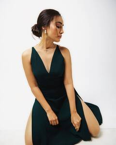 टीवी की नागिन सुरभि ज्योति ने डीप नेक ब्लैक ड्रेस में बरपया कहर, फोटोज देख फैंस ने कहा- कतई जहर