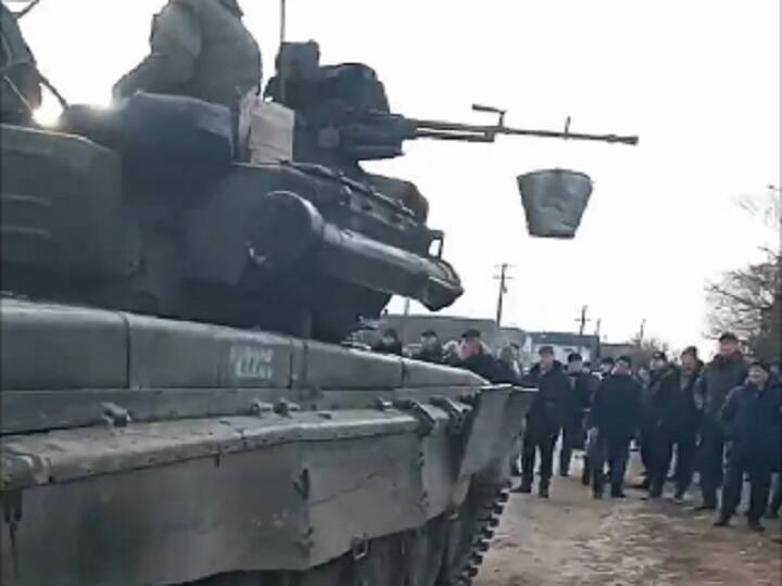 Russia Ukraine War Ukrainians stands infront of russian tanks to prevent them from moving towards kyiv कीव जाने के लिए रूस के सैनिकों ने पूछा रास्ता तो टैंकों के सामने खड़े हो गए यूक्रेन के नागरिक, वीडियो वायरल