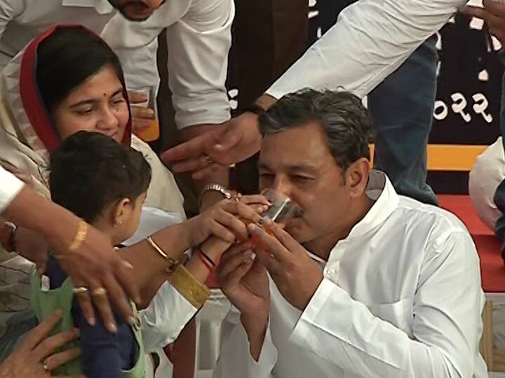 उपोषण स्थळी एका लहान मुलाच्या हातून रस घेऊन खासदार संभाजीराजेंनी हे उपोषण सोडलं आहे.