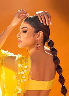 Mouni Roy : पिवळ्या साडीत मौनीचा मनमोहक अंदाज