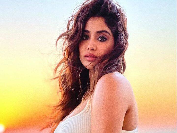 बॉलीवुड अभिनेत्री जान्हवी कपूरनं नुकतच नवं फोटोशूट केलं आहे. (P.C.Instagram)