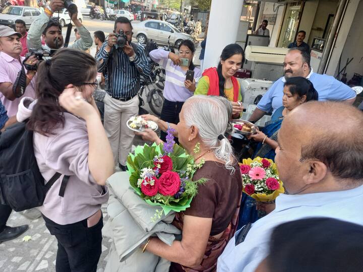 देवेंद्र शर्मा ने बताया कि छात्रा को विश्वविद्यालय की तरफ से अभी कोई संकेत नहीं मिले हैं. यह भी पता नहीं है कि शेष पढ़ाई कब और कैसे पूर्ण होगी ? उन्होंने बताया कि बैंक का कर्ज भी भविष्य में चुकाना पड़ेगा. फिलहाल तो जान बचने की खुशी है लेकिन भविष्य बचाने के लिए अभी संघर्ष और करना पड़ेगा.