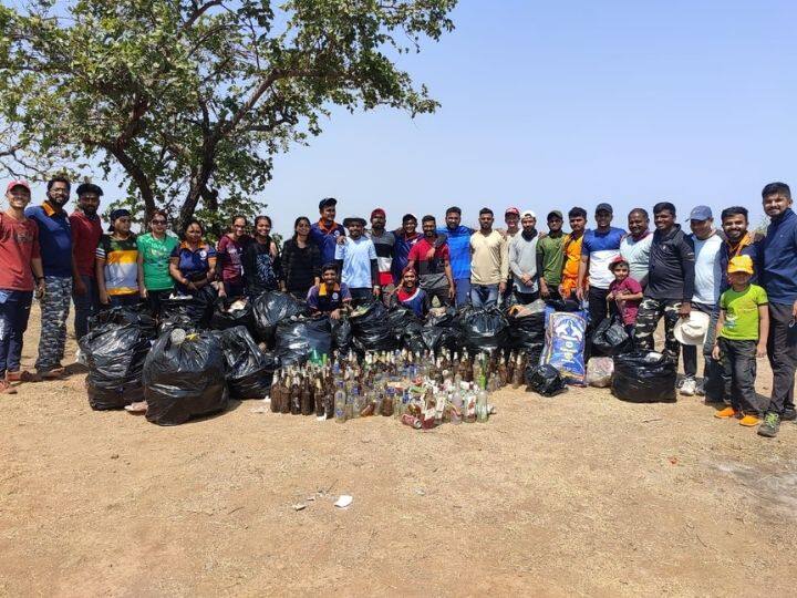 गडावरील झाडांना पाणी घालण्यात आले. शिवाय झाडांभोवतीचे गवत काढून स्वच्छता करण्यात आली.