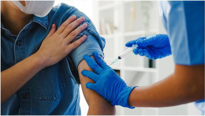 24 नवम्‍बर 2020 को दक्षिण अफ्रीका में कोरोना का नया वैरिएंट ओमिक्रोन पाया गया था, जिसके बाद भारत सहित कई देशों में कोरोना की तीसरी लहर का सामना किया.