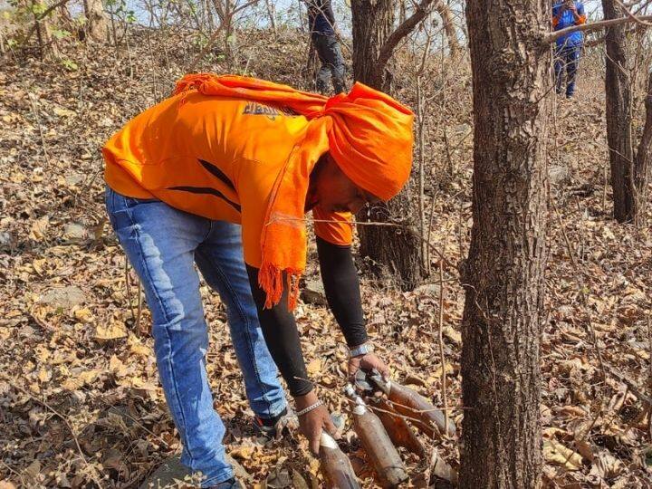या स्वच्छता मोहिमेत अनेक लहान बालकेही सहभागी झाली होती.