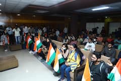 Gujarat: यूक्रेन से लौटी छात्रों की रौनक, करीब 100 छात्रों का सीएम भूपेंद्र पटेल ने किया स्वागत