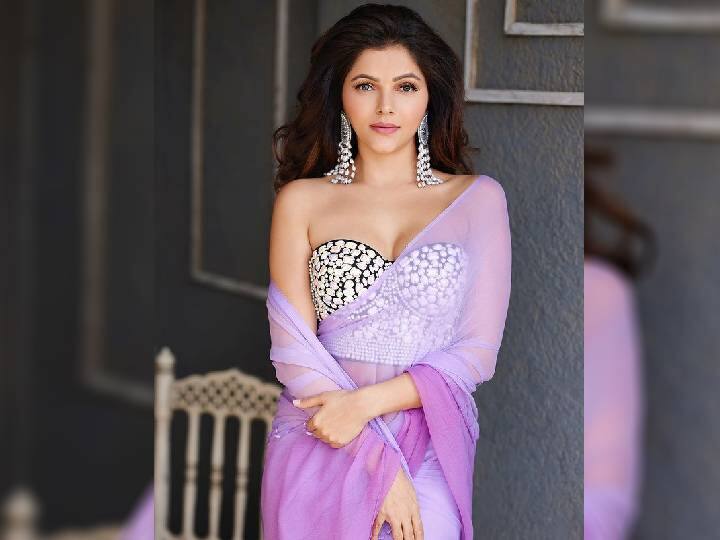 रुबिना दिलैकने या साडीमध्ये ऑफ शोल्डर ब्लाऊजसह अनेक सुंदर फोटो क्लिक केले आहेत.