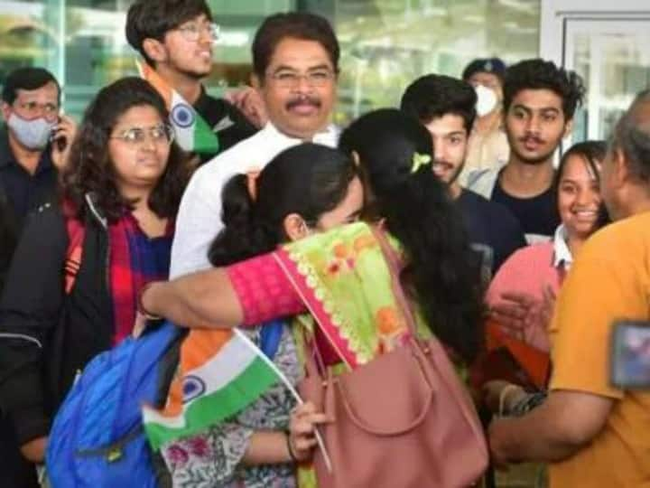 Students stranded in Ukraine returning home with full enthusiasm festive atmosphere visible at Delhi airport ann यूक्रेन में फंसे भारतीयों को लेकर लौटी पांचवीं फ्लाइट, परिजनों ने गले लगाकर किया अपनों का वेलकम