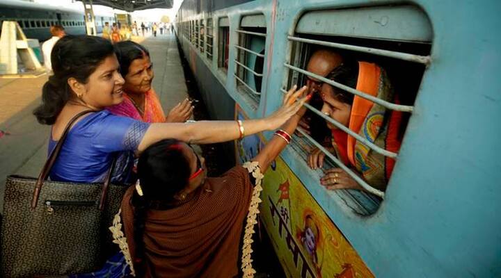 रेलवे ने ठंड की वजह से कई ट्रेनों का संचालन रद्द कर दिया गया था, लेकिन होली की वजह से रेलवे ने इन सभी ट्रेनों को फिर से शुरू करने का फैसला लिया है. रेलवे 1 मार्च से आधा दर्जन से अधिक ट्रेनों का संचालन करने जा रहा है.