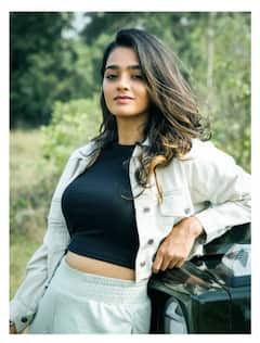 திராவிட அழகியாக காரில் காட்சியளிக்கு காயத்ரி...!