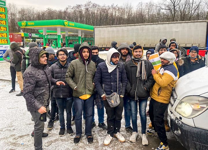 हालांकि अब भी हज़ारों की तादाद में भारतीय, यूक्रेन के कीव और अन्य शहरों में हैं, जिन्हें सुरक्षित निकालने की कोशिशों के बीच सोमवार को एक बार फिर कीव में भारतीय एंबेसी ने नई एडवाइज़री जारी की है.