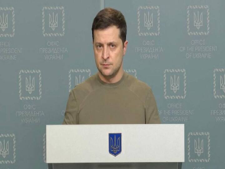 German journalist gets emotional and cries while translating Ukraine President Zelensky's speech Watch Video: மக்களுக்கு உக்ரேனிய அதிபர் ஆற்றிய உரை.. மொழிபெயர்த்தபோது கதறி அழுத பத்திரிகையாளர் (வீடியோ)