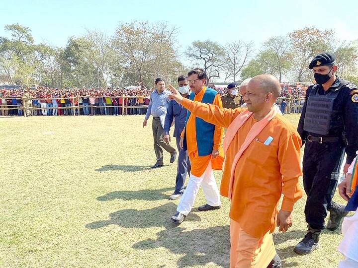 UP Elections 2022: UP CM Yogi Adityanath public meeting in Deoria, Attack on SP, BSP, Congress CM योगी ने BSP को बताया मुस्लिम लीग, कहा- तुष्टिकरण की राजनीति का ठेका सपा से बसपा ने ले लिया