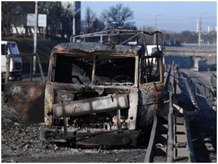 रविवार को उसने यूक्रेन के दूसरे सबसे बड़े शहर खार्किव पर फिर से कब्जा जमा लिया. रविवार को ही कुछ सैटेलाइट पिक्चर सामने आई, जिसमें रूस की बड़ी सेना नजर आ रही है और वह यूक्रेन के कई शहरों पर धावा बोलने को तैयारी में है.