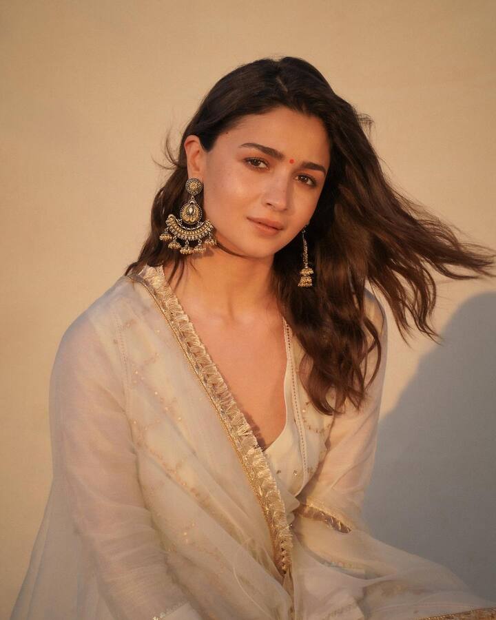 बॉलिवूड अभिनेत्री आलिया भट्टचा (Alia Bhatt) चित्रपट ‘गंगूबाई काठियावाडी’ने (Gangubai Kathiawadi) बॉक्स ऑफिसवर कल्ला केला आहे. (photo:aliaabhatt/ig)