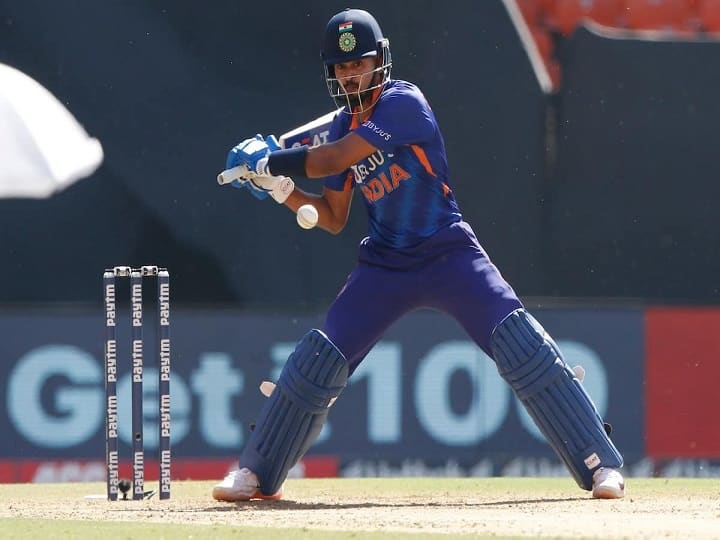 Sunil Gavaskar opines on Shreyas Iyer's batting position afer virat Kohli And Suryakumar Yadav Cames In Team India Shreyas iyer: कोहली, सुर्यकुमार संघात परतल्यानंतर श्रेयसनं कोणत्या क्रमांकावर फलंदाजीला यावं? गावस्कर म्हणाले...
