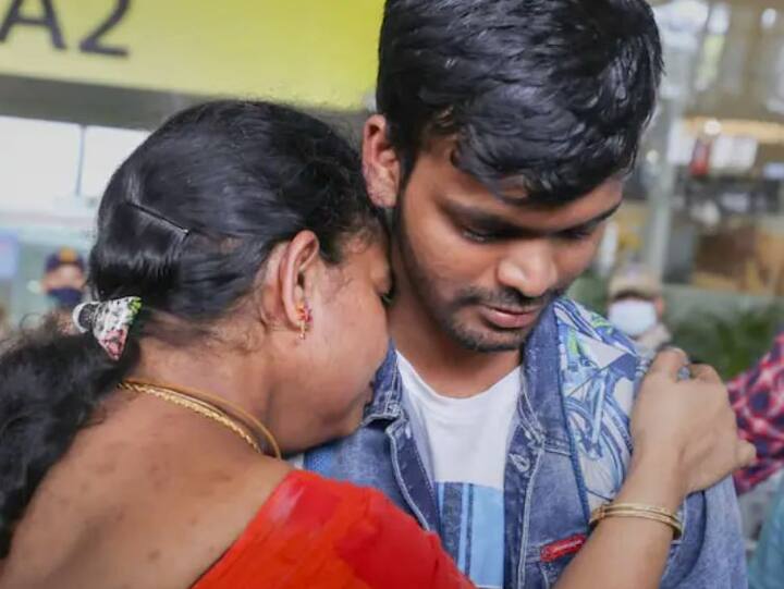 ਭਾਰਤ ਨੇ ਯੂਕਰੇਨ ਤੋਂ ਆਪਣੇ ਨਾਗਰਿਕਾਂ ਨੂੰ ਕੱਢਣ ਲਈ ਆਪਰੇਸ਼ਨ ਗੰਗਾ ਸ਼ੁਰੂ ਕੀਤਾ ਹੈ। ਵਿਦੇਸ਼ ਸਕੱਤਰ ਹਰਸ਼ਵਰਧਨ ਸ਼੍ਰਿੰਗਲਾ ਮੁਤਾਬਕ ਯੂਕਰੇਨ ਤੋਂ ਹੁਣ ਤੱਕ 1000 ਲੋਕਾਂ ਨੂੰ ਕੱਢਿਆ ਜਾ ਚੁੱਕਾ ਹੈ। ਜਿਨ੍ਹਾਂ ਭਾਰਤੀ ਨਾਗਰਿਕਾਂ ਨੂੰ ਯੂਕਰੇਨ ਤੋਂ ਵਾਪਸ ਲਿਆਂਦਾ ਗਿਆ ਹੈ, ਉਨ੍ਹਾਂ ਵਿੱਚ ਵੱਡੀ ਗਿਣਤੀ ਵਿਦਿਆਰਥੀ ਉੱਥੇ ਫਸੇ ਹੋਏ ਹਨ।