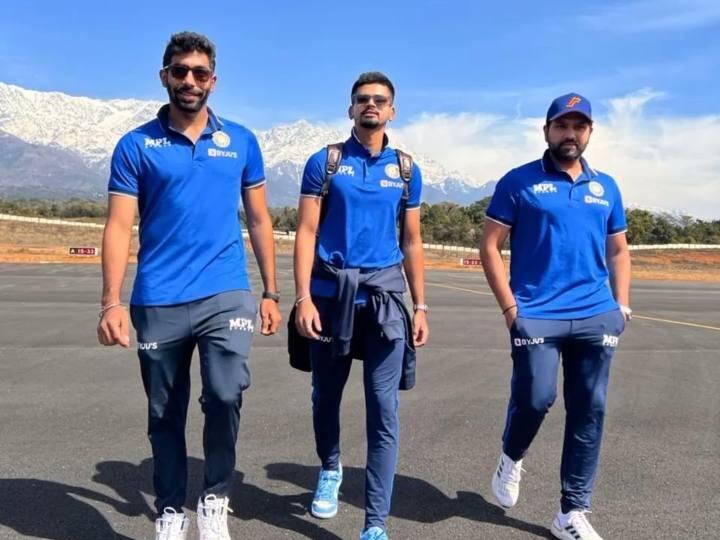 टीम इंडिया के तेज गेंदबाज जसप्रीत बुमराह ने भी एक दिलचस्प फोटो ट्वीट की है. इसमें उनके साथ रोहित और श्रेयस अय्यर नजर आ रहे हैं. इस तस्वीर में पीछे की तरफ खूबसूरत बर्फीले पहाड़ नजर आ रहे हैं. (फोटो - ट्विटर)