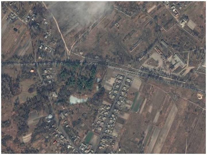 मैक्सार टेक्नोलॉजी की ओर से जारी इन सैलेटलाइट तस्वीरों में यूक्रेन के इवांकिव में रूसी सैनिकों का एक बड़ा काफिला दिख रहा है.