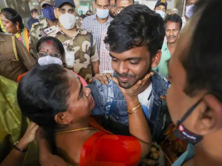 ਯੂਕਰੇਨ ਦੀਆਂ ਸੜਕਾਂ ਜੰਗ ਦਾ ਮੈਦਾਨ ਬਣ ਗਈਆਂ ਹਨ, ਇਸ ਦੌਰਾਨ ਯੂਕਰੇਨ ਛੱਡਣ ਵਾਲੇ ਲੋਕਾਂ ਦੀ ਗਿਣਤੀ ਵੱਧ ਰਹੀ ਹੈ।