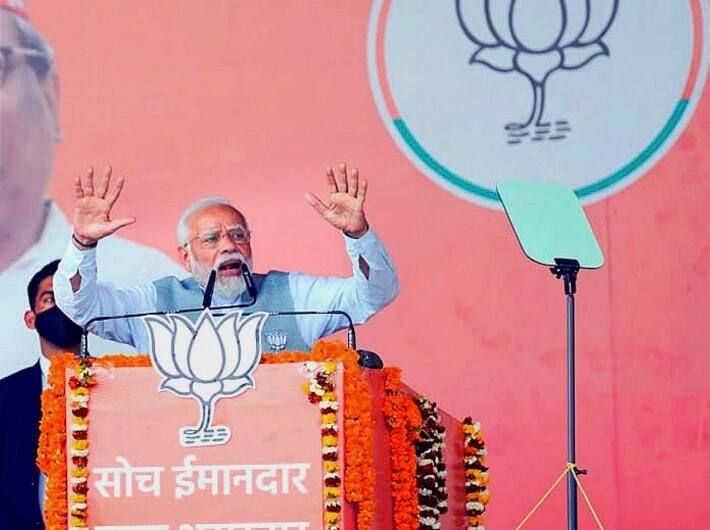 पीएम मोदी ने कहा कि विकास के हाइवे पर रफ़्तार भर ली है और जाति से ऊपर उठकर राष्ट्रहित का सम्मान और परिवारवाद का विरोध यही तो बलिया की परिभाषा है.
