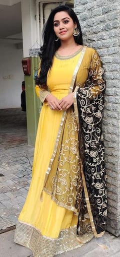 Gayathri Yuvaraj pics: மரகத மஞ்சளில் நடிகை காயத்ரி யுவராஜ் ரீசண்ட் க்ளிக்ஸ்