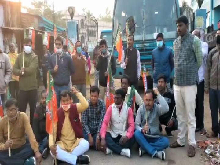 আজ সকাল সাড়ে ৭টা নাগাদ তপনের বিজেপি বিধায়ক বুধরাই টুডুর নেতৃত্বে বনধ সমর্থকরা বালুরঘাটের সরকারি বাসস্ট্যান্ডের সামনে পিকেটিং করেন। সেইসময় পুলিশের বিশাল বাহিনী গেলে বনধ সমর্থকদের সঙ্গে পুলিশের ধস্তাধস্তি হয়।  বিজেপি বিধায়ককে পাঁজাকোলা করে তুলে সরিয়ে দেয় পুলিশ।